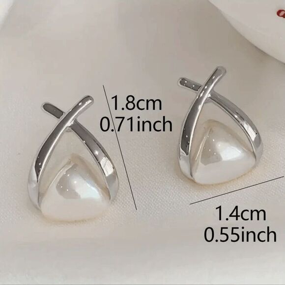 Pearl White Gold Triangle Geometric Stud Earrings - Picture 4 of 6